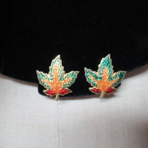 Vintage Small Maple Leaf Earrings Non Pierced Green Red Gold Enamel 1950s 1960s Gold Tone Fall Autumn Clip on Earrings