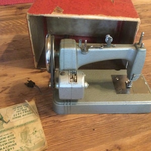 Vintage Hamilton Ross Model 100 Working Sewing Machine Miniature No Foot Pedal 1940s 1950s Metal Green/Gray Enamel Paint image 3