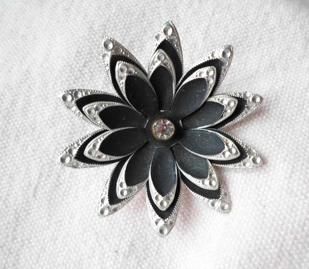 祝開店！大放出セール開催中 Vintage Lightweight Tone Silver Pin Flower Black German アクセサリー