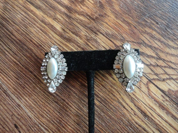 Vintage Women's Pronged Rhinestones & Faux Pearl … - image 4