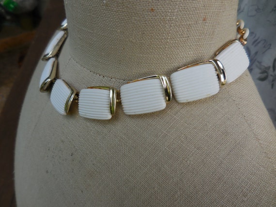 Vintage Women's Signed Lisner Necklace White Plas… - image 2