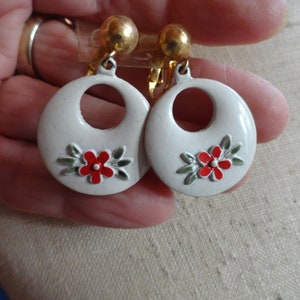 Vintage White Enamel Earrings Red Flower Discs NOS Clip On Dangle Gold Tone 1970s Non Pierced Metal Retro Funky