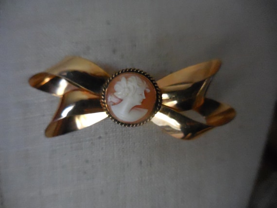 Vintage Women's Signed Cameo Bow Pin Walter Lampl… - image 1