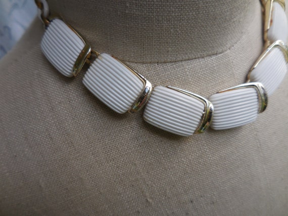 Vintage Women's Signed Lisner Necklace White Plas… - image 3