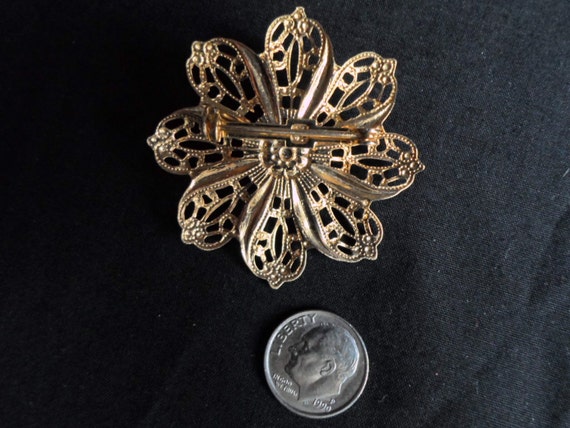 Vintage Women’s Large Flower Shape Pin Emerald Gr… - image 5