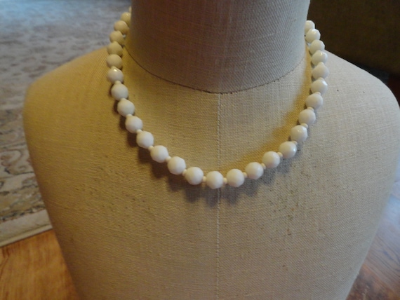 Vintage Women's White Faceted Glass Beaded Neckla… - image 1