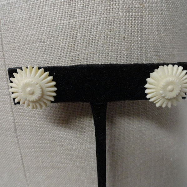 Vintage Ivory Colored Celluloid Small Daisy Like Earrings 1930s 1940s Post Pierced Earrings Studs Early Plastic Dainty Flowers Floral