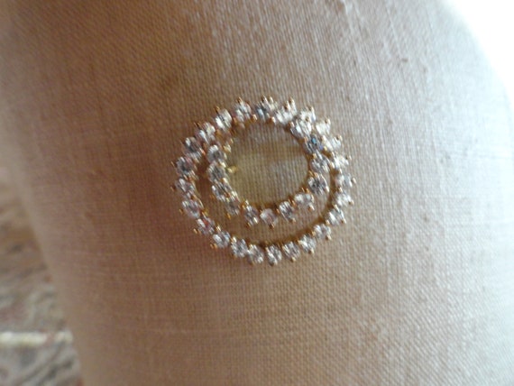 Vintage Women's Double Circle Gold Tone Pin 1960s… - image 5