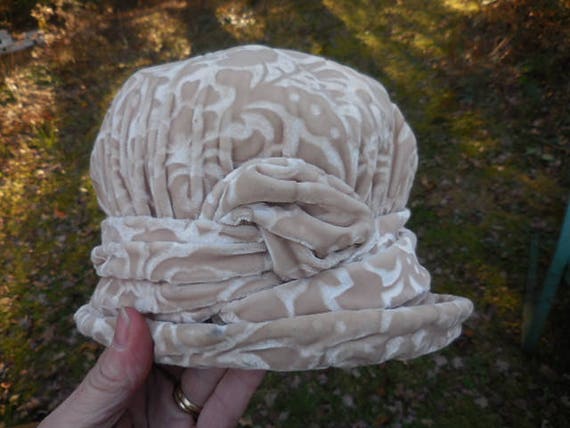 Vintage Women's Beige Cream Embossed Velvet Hat A… - image 4