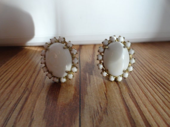 Vintage Women's White Glass Oval Earrings Gold To… - image 3