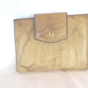 Cartera vintage de piel de vaca de plena flor estilo princesa jardinera para mujer, color beige, marrón y dorado, con cierre de beso, en buen estado.