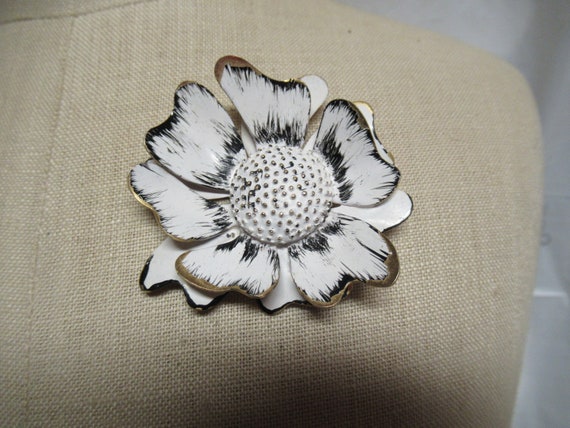 Vintage Women's White & Black Enamel Flower Pin 1… - image 2