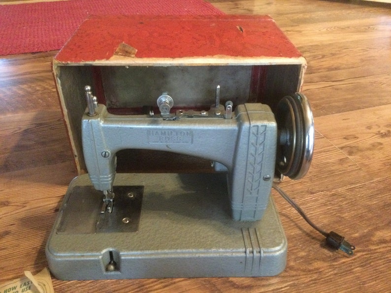 Vintage Hamilton Ross Model 100 Working Sewing Machine Miniature No Foot Pedal 1940s 1950s Metal Green/Gray Enamel Paint image 1