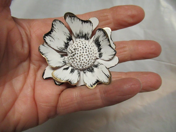 Vintage Women's White & Black Enamel Flower Pin 1… - image 4