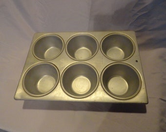 Vintage Wilton 6 Cavity Muffin or Cupcake Tin Aluminum Baking Pan Made in Korea Kitchen Lightweight Retro Wall Hanging Baking 1970s 1980s