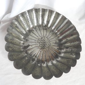 Vintage Fluted Metal Cake Pan, Scalloped Edge, Kitchen Display