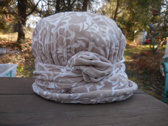 Vintage Women's Beige Cream Embossed Velvet Hat A… - image 1