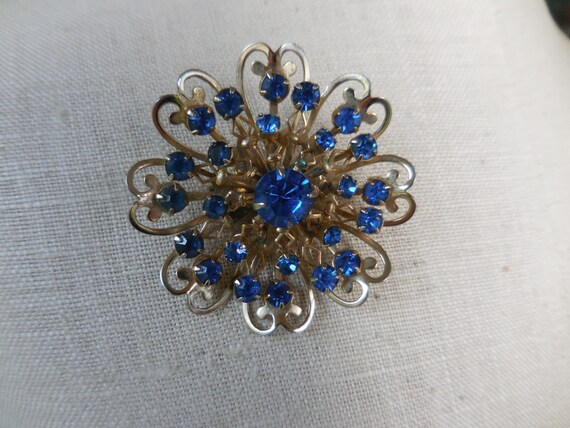Vintage Women's Blue Rhinestone Flower Pin Gold T… - image 4