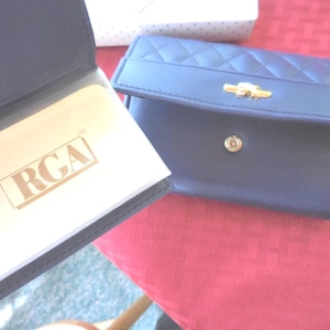 Cartera vegana acolchada azul marino vintage de vinilo para mujer Roger Gimbel NOS con detalles en tono dorado, nueva en caja, década de 1970 y 1980.