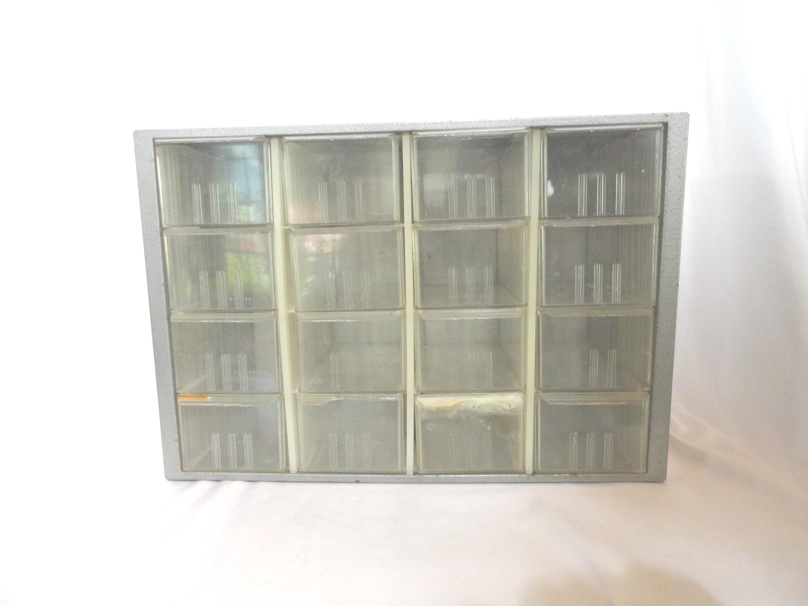 Meuble De Rangement Vintage Akro-Mils En Métal Gris 16 Tiroirs Plastique Rangement Industriel Pour Garage Artisanat Garage, Perles Des Années 1950