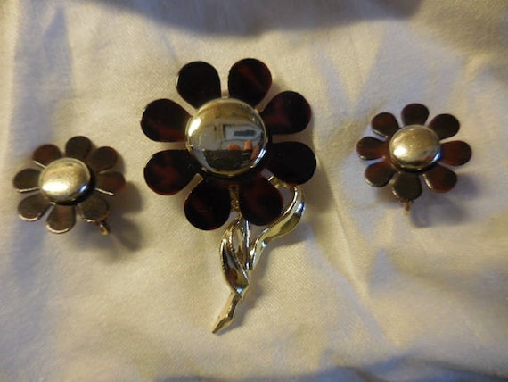 Vintage Women's Brown & Gold Pin and Earrings Set… - image 1