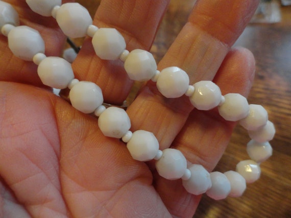Vintage Women's White Faceted Glass Beaded Neckla… - image 5