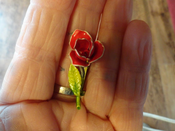 Vintage Women's Red Enamel Rose Bud Pin Tiny Broo… - image 1