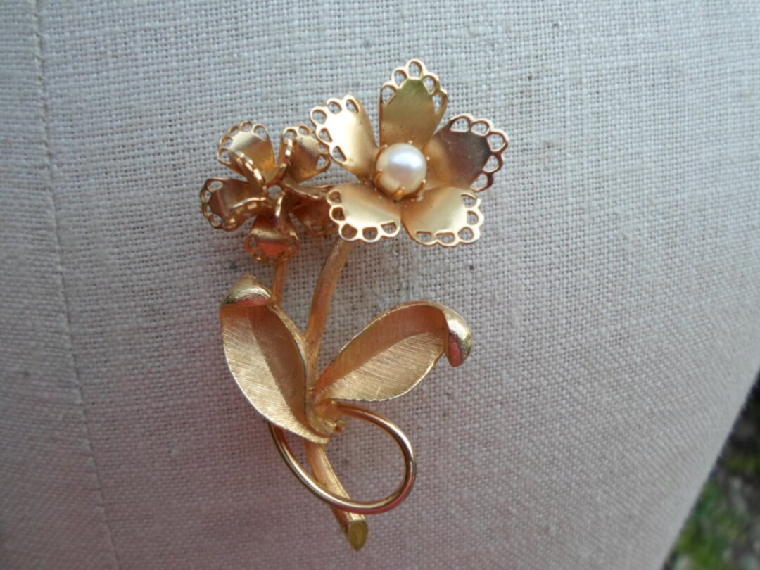 Vintage 1950s to 1960s Dainty Gold Tone Flowers Petals Pearl Textured ...