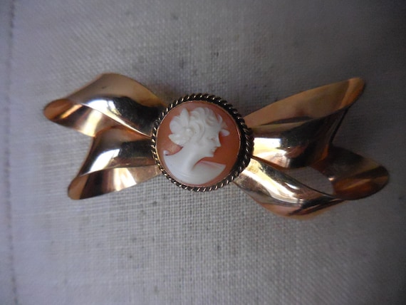 Vintage Women's Signed Cameo Bow Pin Walter Lampl… - image 2