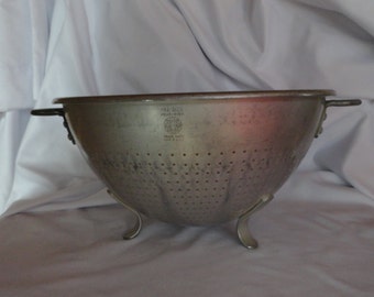 Vintage Large Aluminum Wear-Ever Colander Strainer No. A 3125 2 Handles Metal Kitchen Utensil Cooking 3 Legged Retro 1940s to 1960s
