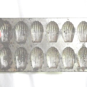 Vintage French Madeleine Mold, Clamshell Scallop Tin Pan
