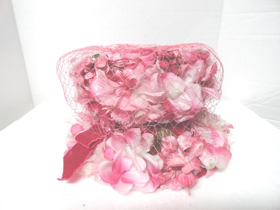 Vintage 1950s Pink Velvet Hat with Bow and Netting Vintage 1940s Pink Velvet Small Hat With a Bow, Feather  main image 4