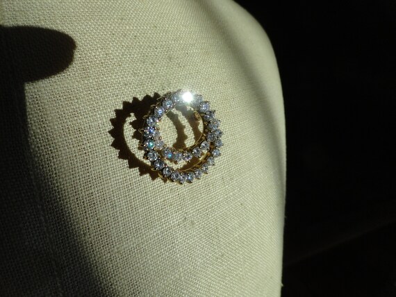 Vintage Women's Double Circle Gold Tone Pin 1960s… - image 2