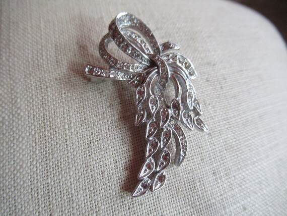 Vintage Women's Clear Rhinestone Brooch Small Bow… - image 4