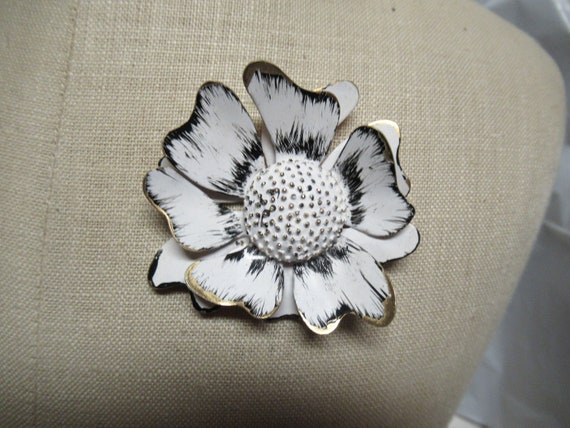 Vintage Women's White & Black Enamel Flower Pin 1… - image 3