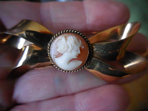 Vintage Women's Signed Cameo Bow Pin Walter Lampl… - image 3