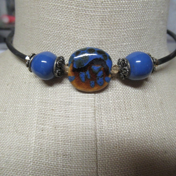 Vintage Women's Choker Necklace Blue Beige & Black Kazuri Focal Bead Rubber Covered Memory Wire Crystal Beads Teen or Girl's 1980s 1990s