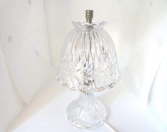 Vintage Princess House Crystal Lamp Heritage Romance Small Bedroom Electric Side Table 1980s Nightstand Lamp Etched Flowers Bureau Dresser