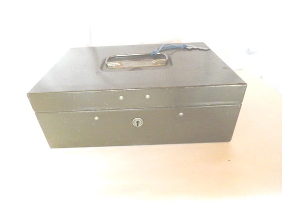 ヴィンテージ軍収納箱 Vintage Army Green Metal Lock Box & Key De Luxe Paperwork