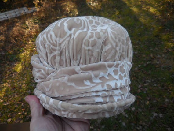 Vintage Women's Beige Cream Embossed Velvet Hat A… - image 5