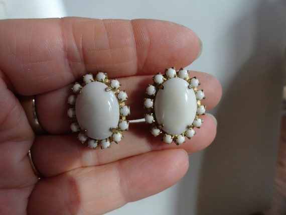 Vintage Women's White Glass Oval Earrings Gold To… - image 4