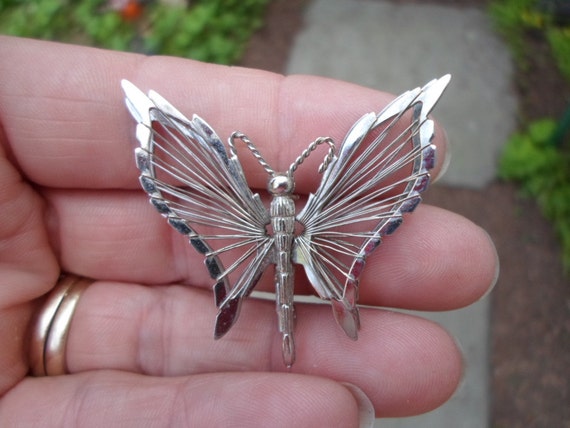 Vintage Women's Silver Tone Butterfly Pin Wire Wi… - image 3