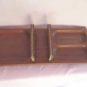 Valet de madera vintage para hombre, regalo para hombre, tocador, tocador, compartimentos, cadenas de madera doradas, billetera, cambio de llaves, década de 1950 y 1960