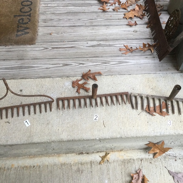 Vintage Garden Rake Head Rusty Metal No Handle Retro 14 Tines Teeth Repurpose Recycle Reuse Jewelry Hanger Shed 1940s to 1960s