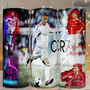 Könnte beinhalten: Drei isolierte Edelstahlbecher mit Bildern eines Fußballspielers. Die Becher haben einen schwarzen Deckel und einen silbernen Strohhalm. Das Design umfasst das Bild des Spielers, seine Unterschrift und den Text "CR7 Cristiano Ronaldo".