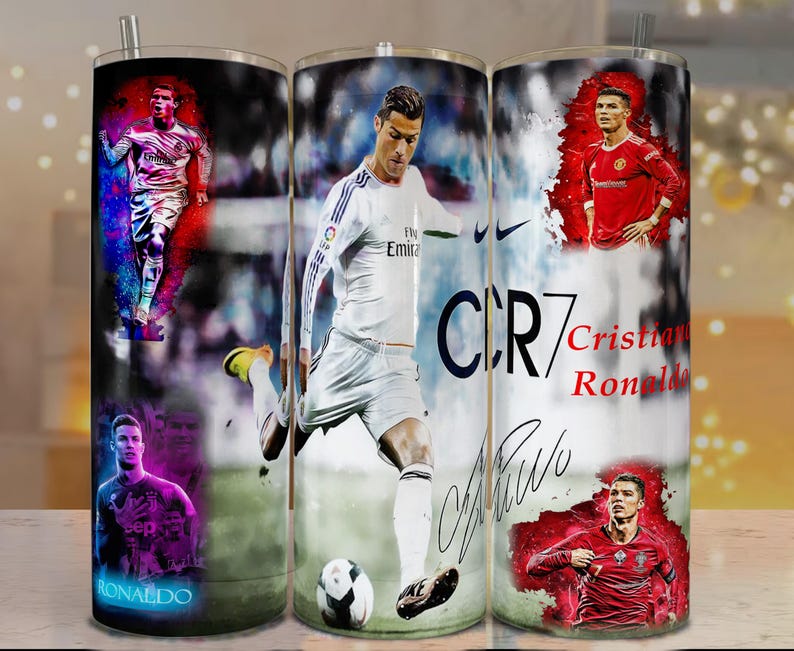 Puede incluir: Tres vasos aislados de acero inoxidable con im&aacute;genes de un futbolista. Los vasos tienen una tapa negra y una pajita plateada. El dise&ntilde;o incluye la imagen del jugador, su firma y el texto "CR7 Cristiano Ronaldo".