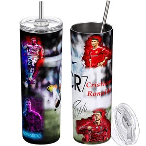 Puede incluir: Vaso de acero inoxidable con im&aacute;genes de un futbolista, el texto "CR7 Cristiano Ronaldo" y una firma. Incluye una pajita plateada y una tapa transparente. El dise&ntilde;o incorpora rojo, negro y blanco. Altura: aproximadamente 25 cm.