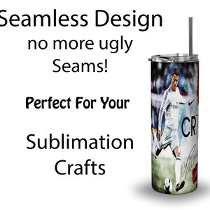Puede incluir: Un vaso de acero inoxidable con pajita, con un jugador de f&uacute;tbol con uniforme blanco. El vaso tiene el texto "Seamless Design no more ugly Seams! Perfect For Your Sublimation Crafts."