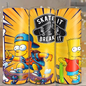 Op de afbeelding: Gele beker met Bart Simpson die aan het skateboarden is, met de tekst "SKATE IT TIL YOU BREAK IT". Het ontwerp omvat een blauwe hoed, een rood shirt en een skateboard met bloemmotieven. De achtergrond heeft een stripboekstijl.