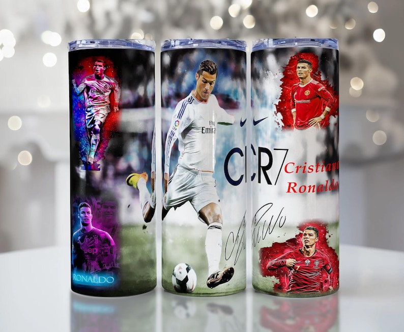Puede incluir: Tres vasos de acero inoxidable con im&aacute;genes de Cristiano Ronaldo en acci&oacute;n. Cada vaso muestra diferentes fotos del futbolista, con su firma y el texto "CR7" y "Cristiano Ronaldo".